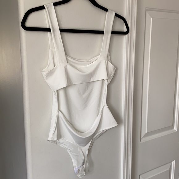 AIRY - White Sleeveless Cut-Out Back Bodysuit - Picture 8 of 9